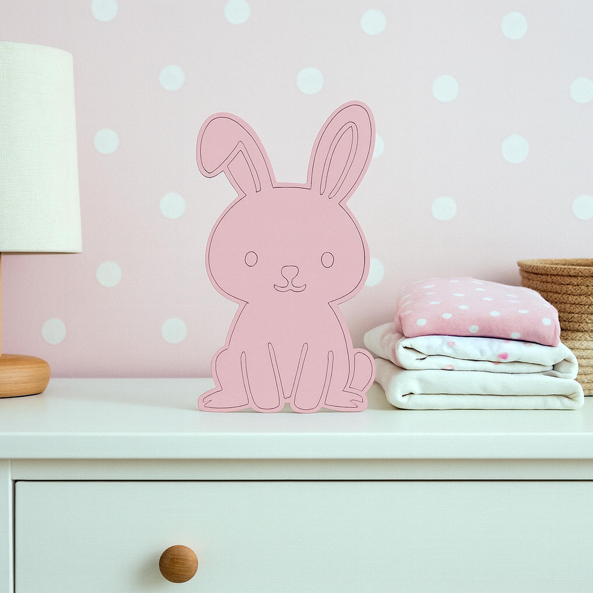 Puidust jänese seinakaunistus lastetoas